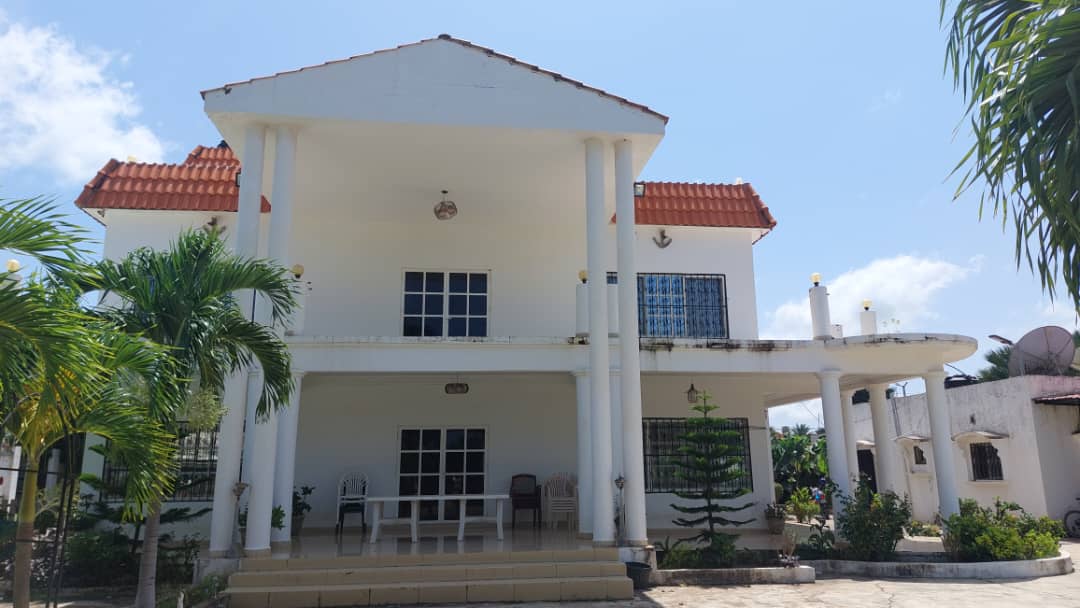 Elegant 5-bedroom Pool Villa on 3000 m2