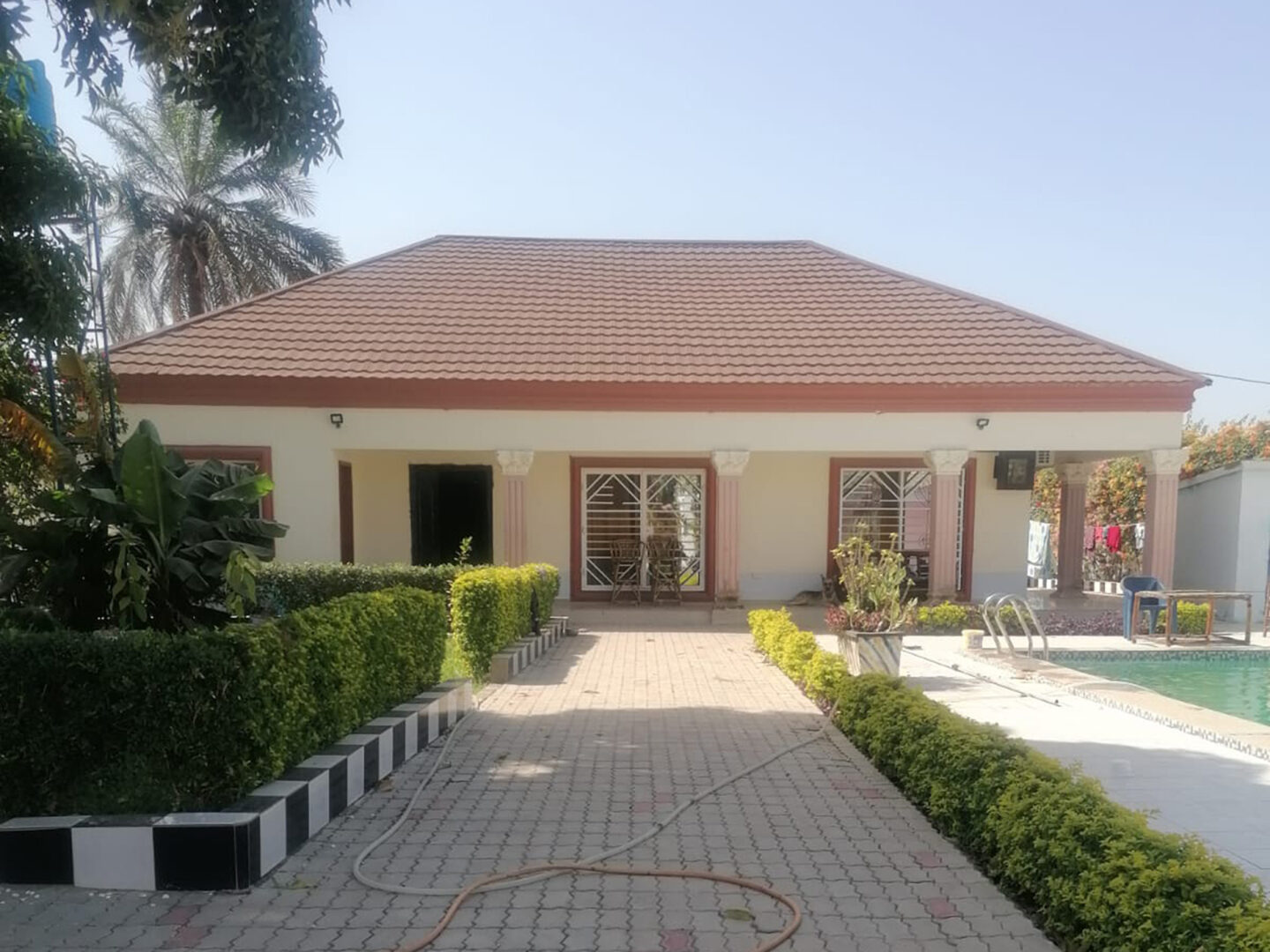3 Bedroom House + 3 Apartments + Large Pool