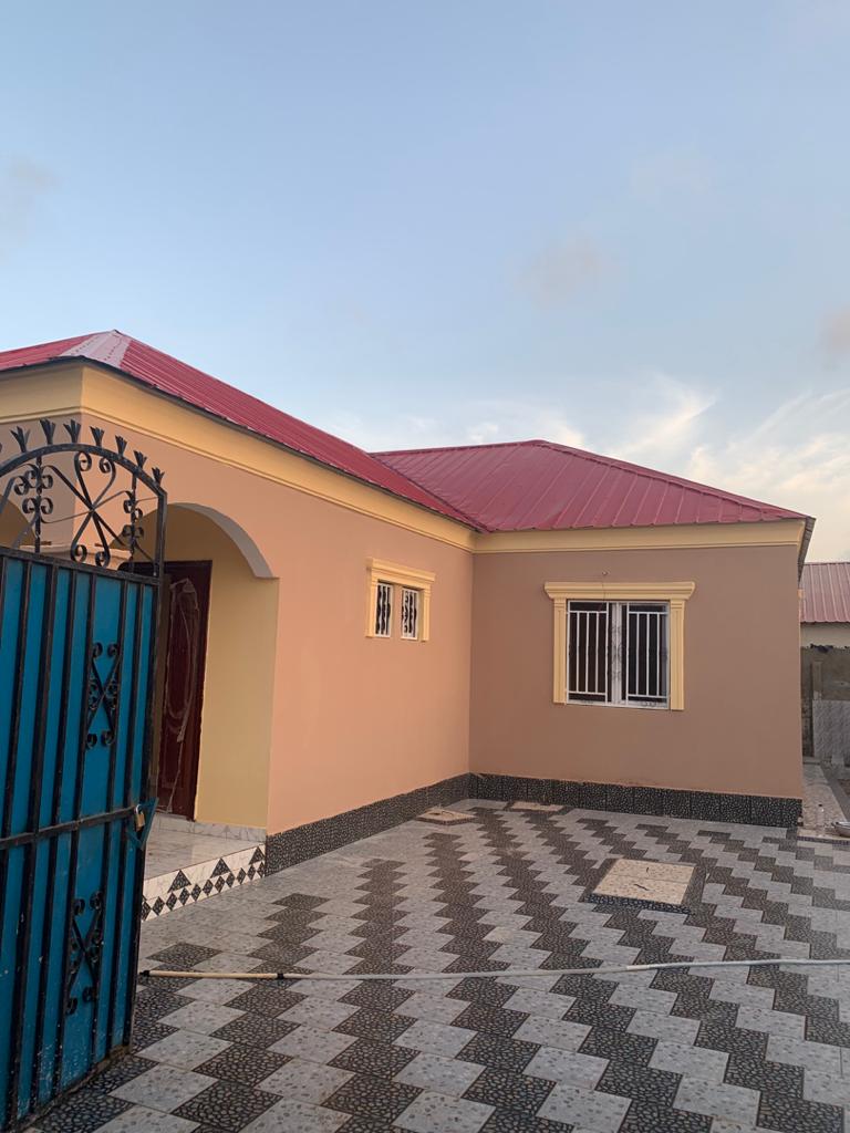 newly built three bedrooms house for sale at kololi close to the highway