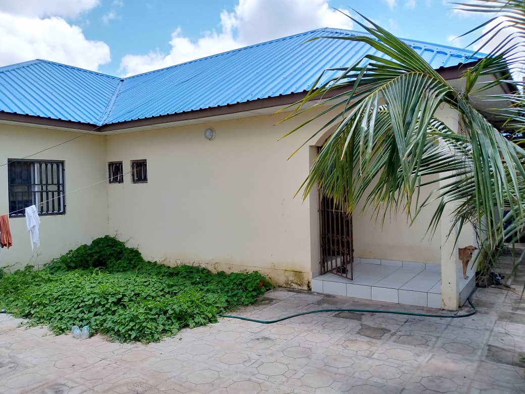 Three bedrooms house in kololi for sale