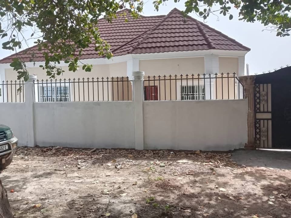 ð  FOR SALE: Beautiful 3-Bedroom House in Brufut Ghana Town - D8,000,000 (Negotiable)