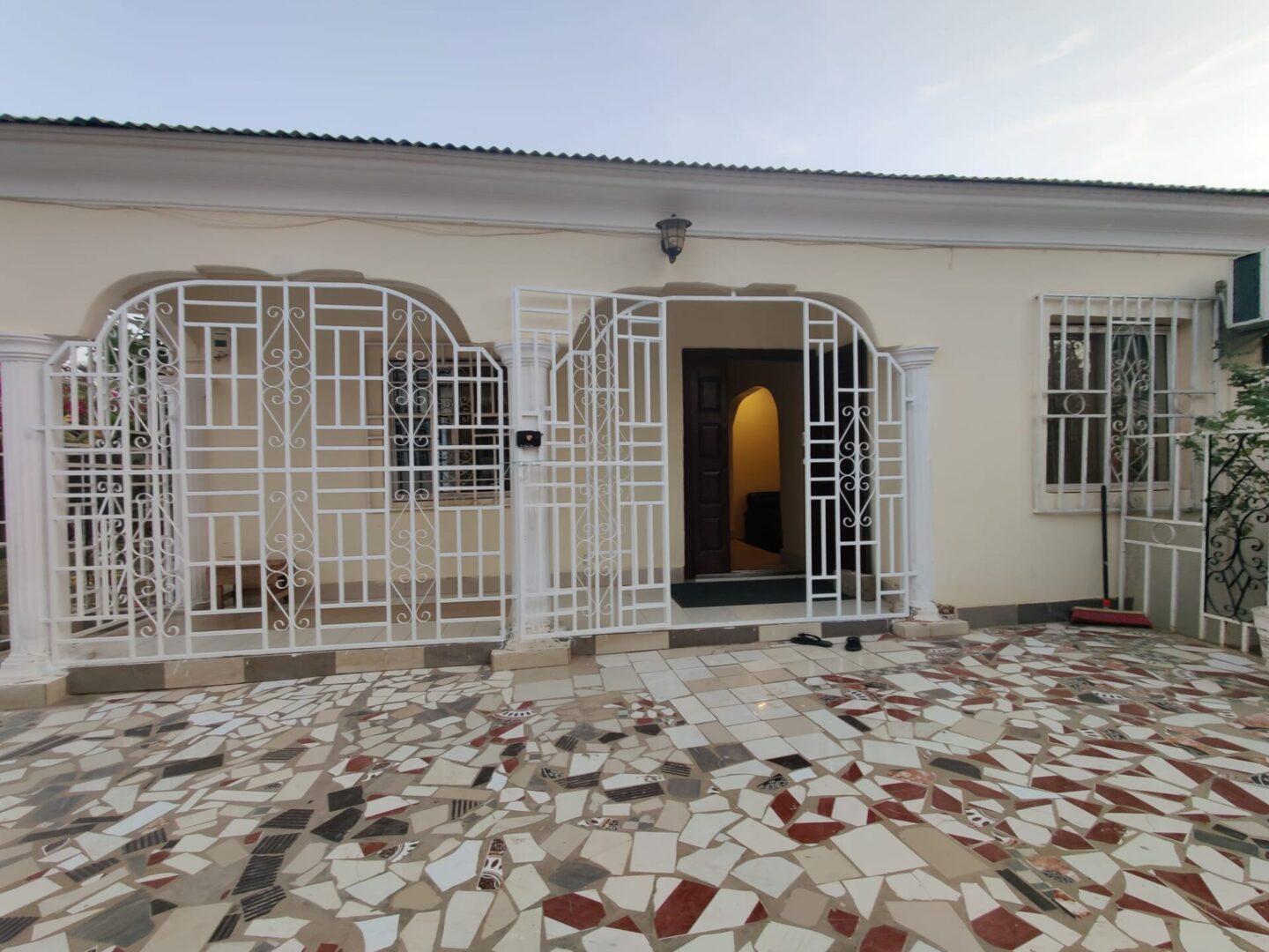 3 Bedroom House + 4 Quarters on 1000 m2 plot